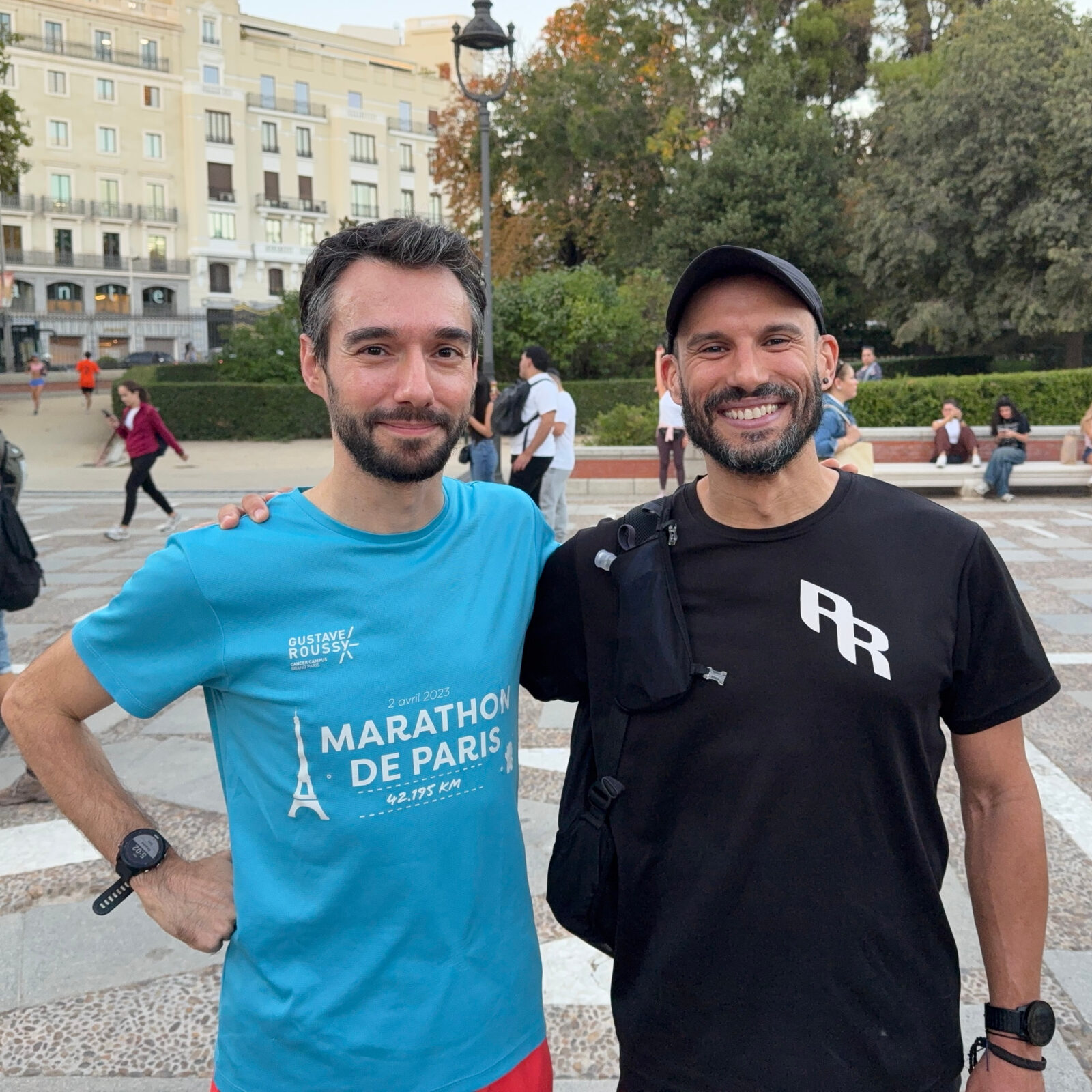 A group photo of the Retiro Running community in Madrid